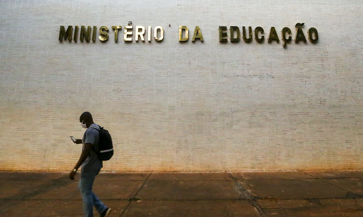 No momento, você está visualizando MEC divulga escolas que receberão apoio do Programa Brasil na Escola