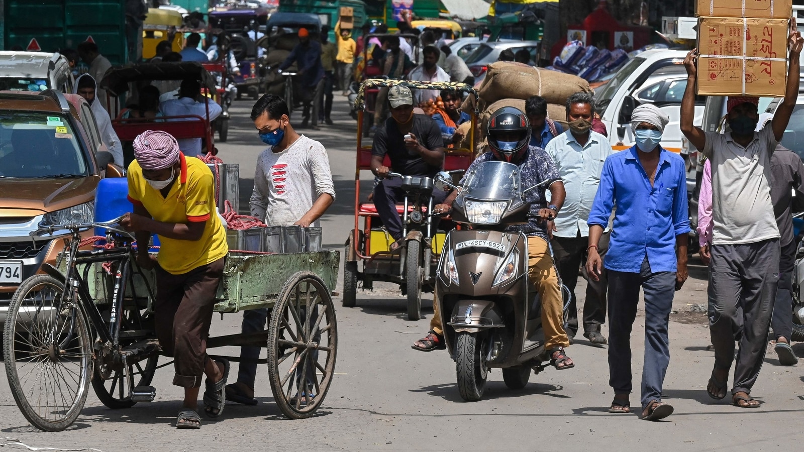 Você está visualizando atualmente Nova Délhi e Mumbai afrouxam o “lockdown” à medida que a crise da Covid-19 na Índia diminui nas cidades