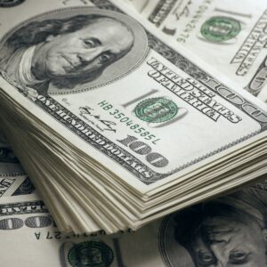 Leia mais sobre o artigo Dólar recua com expectativa por alta mais forte dos juros