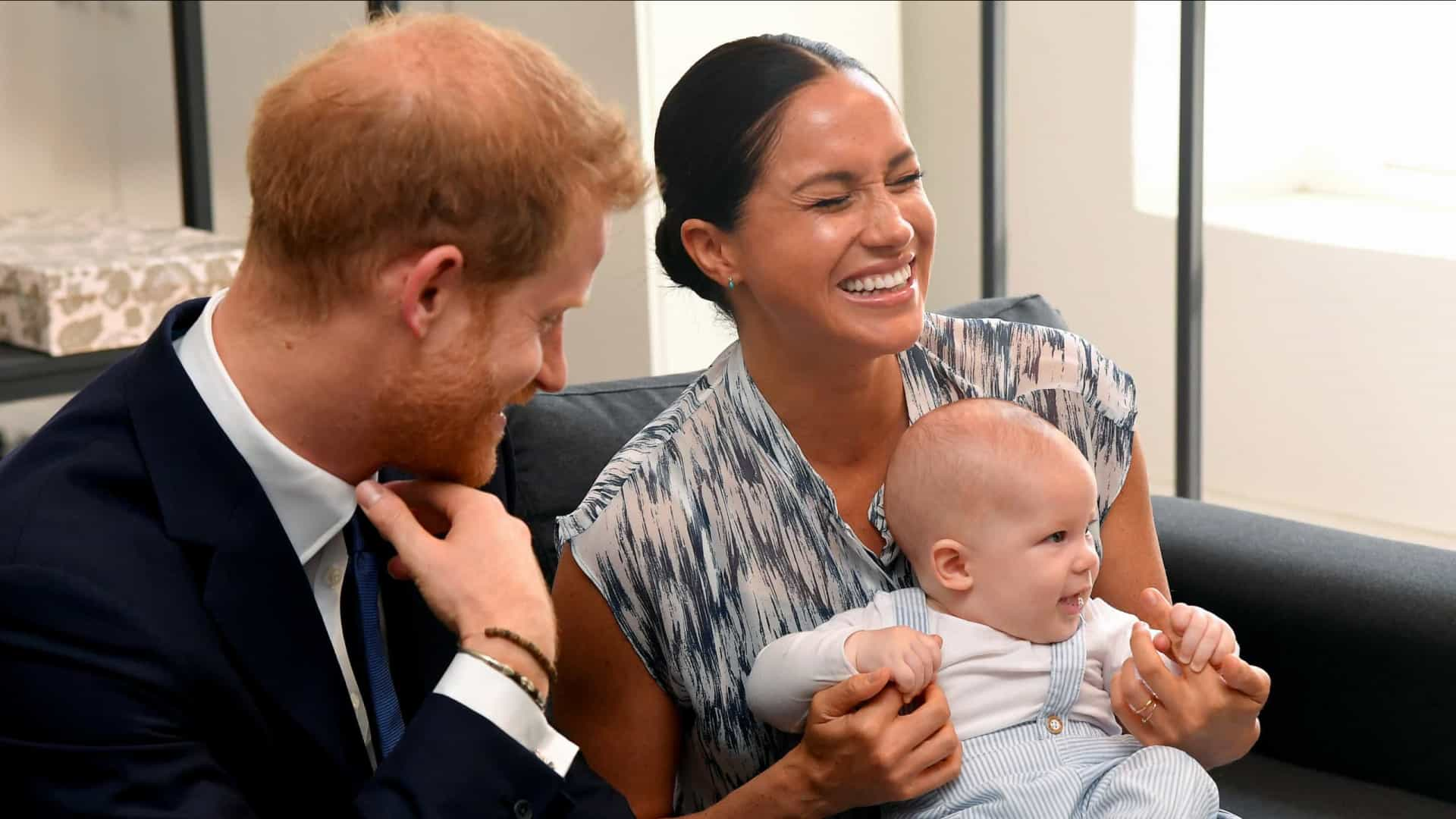 No momento, você está visualizando Príncipe Harry e Meghan Markle anunciam o nascimento de sua filha, Lilibet Diana