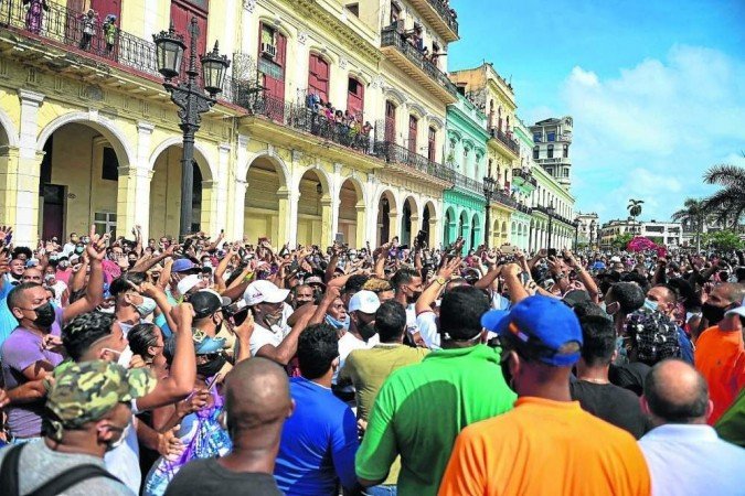 No momento, você está visualizando Manifestantes cubanos saem às ruas em resposta à crise econômica e de saúde