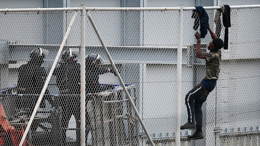 Você está visualizando atualmente Imigrantes pulam a cerca entre Marrocos e Espanha