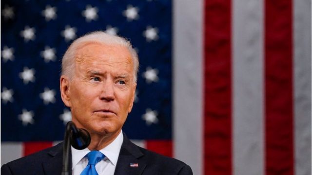 Você está visualizando atualmente Biden propõe pagar US$ 100 para quem tomar vacina nos EUA