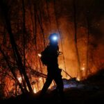 Os incêndios na Grécia se espalham sem controle, matando um bombeiro