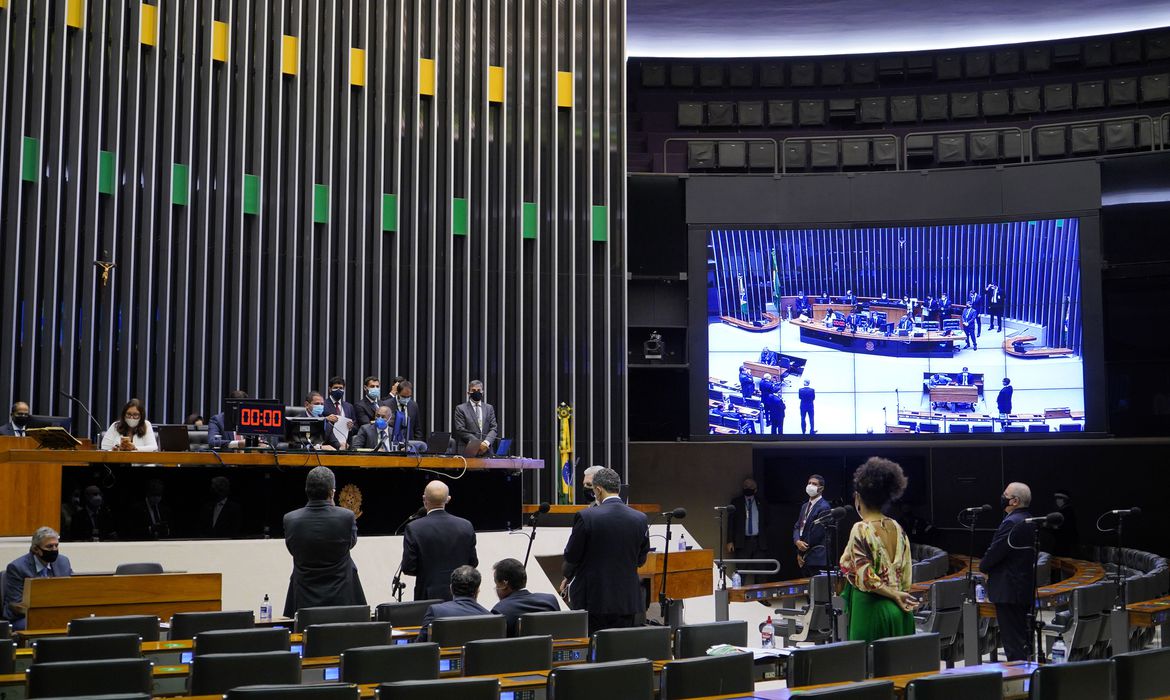 No momento, você está visualizando Câmara aprova texto-base da PEC da reforma eleitoral, sem distritão