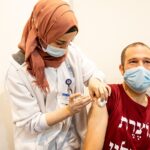 Israel aplicará terceira dose contra Covid também a menores de 60 anos