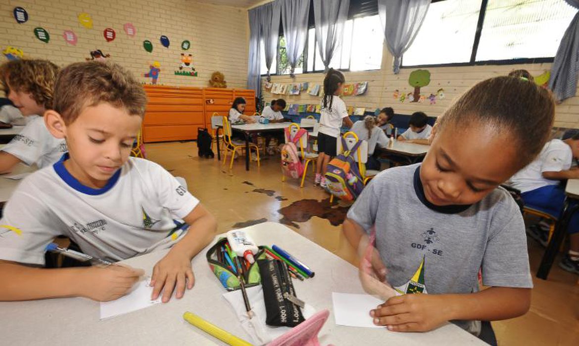 Você está visualizando atualmente EDUCAÇÃO INFANTIL: Homenagem aos professores que se dedicam ao ensino