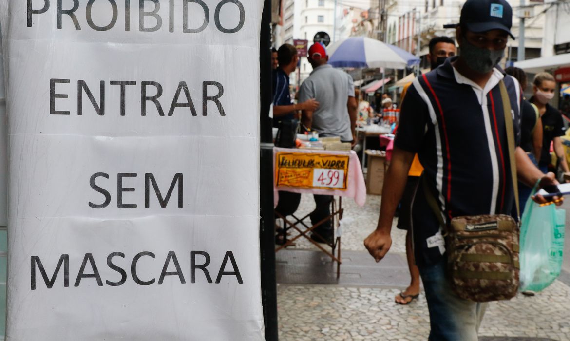 Você está visualizando atualmente Cariocas mantêm proteção no primeiro dia da liberação de máscaras