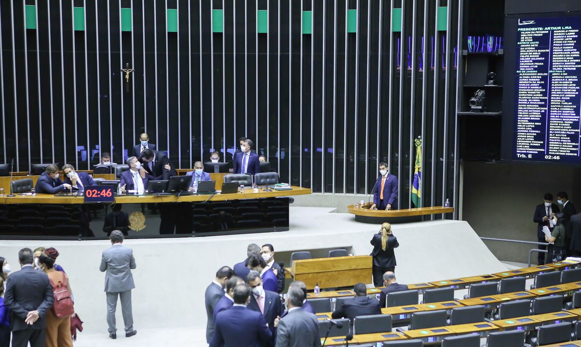 Você está visualizando atualmente Deputados aprovam PEC dos Precatórios e agora segue para o Senado