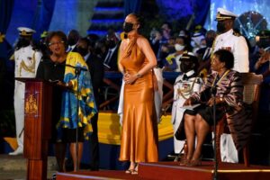 Leia mais sobre o artigo Barbados rompe com Elizabeth II e declara Rihanna heroína nacional