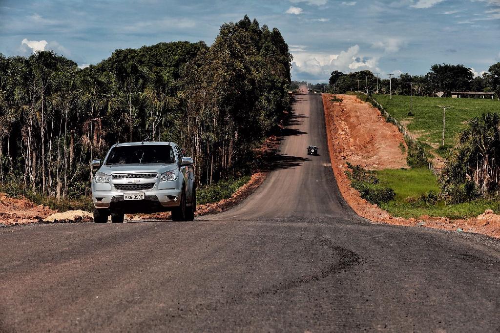 Você está visualizando atualmente Governador autoriza mais três licitações para pavimentação de estradas de MT