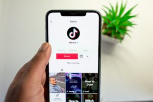 Leia mais sobre o artigo Algoritmo do TikTok vai mudar e usuários poderão escolher bloquear temas