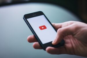 Leia mais sobre o artigo YouTube ganha novidade que agiliza controle de um vídeo em reprodução