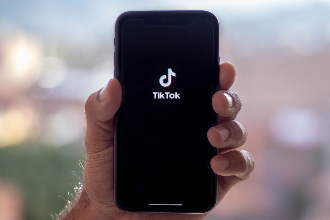 Você está visualizando atualmente Chefe de marketing do TikTok é demitido após campanhas consideradas sem sentido