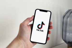 Leia mais sobre o artigo Influenciadores do TikTok faturam milhões com crescimento da rede social em 2021