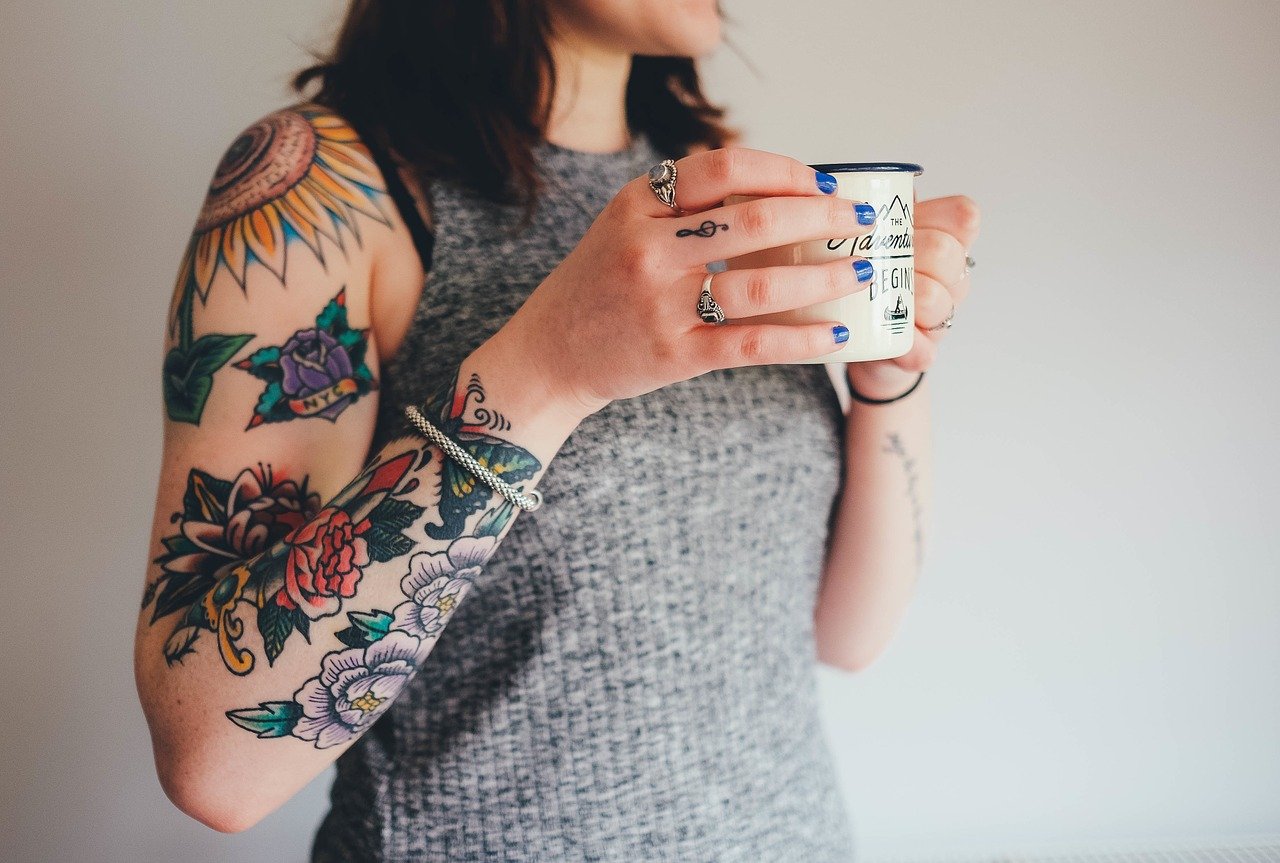 Você está visualizando atualmente Tatuagens: União Europeia proíbe tintas coloridas por risco de câncer