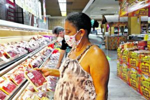 Leia mais sobre o artigo Consumo dos brasileiros cresce e acumula alta de 3,04% em 2021