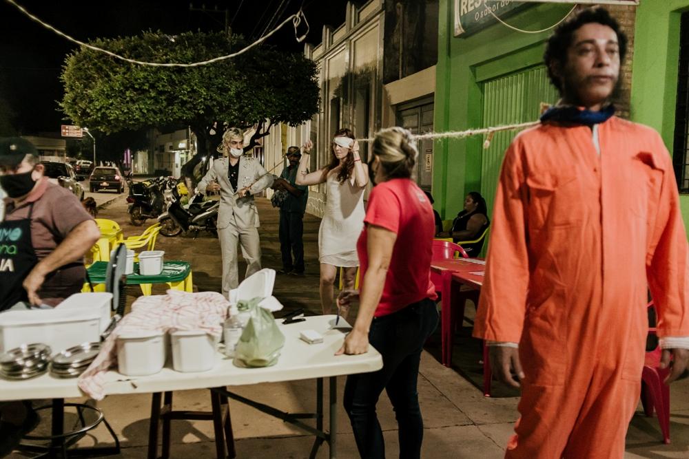 Você está visualizando atualmente Theatro Fúria leva arte para quem vai ao trabalho em Cuiabá