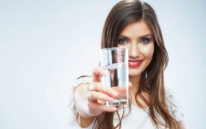 Leia mais sobre o artigo Beber água logo ao acordar, em jejum, faz bem para a saúde
