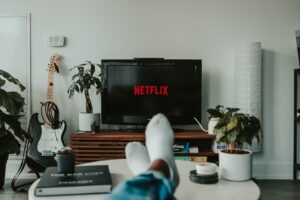 Leia mais sobre o artigo Netflix quer cobrar valor maior de quem empresta a conta