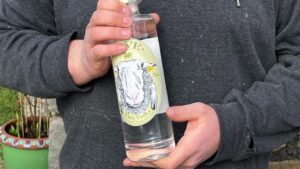 Leia mais sobre o artigo Agricultor leva prêmio por fazer vodka a partir de leite de ovelha
