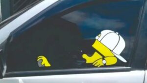 Leia mais sobre o artigo Adesivo dos Simpsons vira moda e compromete segurança do veículo
