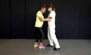 Leia mais sobre o artigo Implante eletrônico faz mulher com doença rara voltar a andar