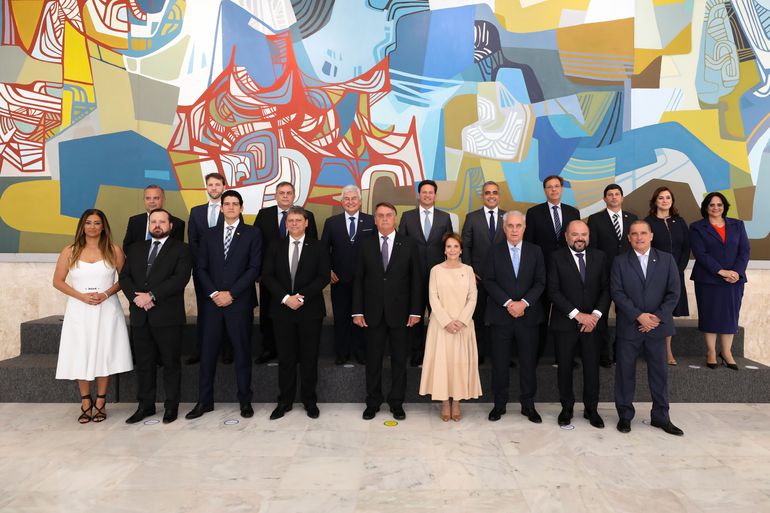Você está visualizando atualmente Novos ministros tomam posse em cerimônia no Palácio do Planalto