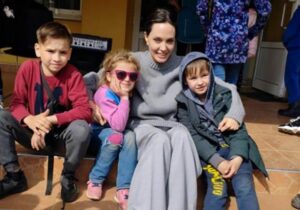 Leia mais sobre o artigo Angelina Jolie faz visita surpresa a Ucrânia em apoio a refugiados