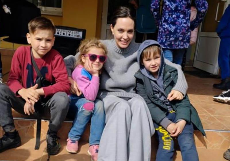 No momento, você está visualizando Angelina Jolie faz visita surpresa a Ucrânia em apoio a refugiados