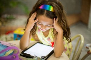 Leia mais sobre o artigo Estudo diz que crianças brasileiras são as que mais usam eletrônicos