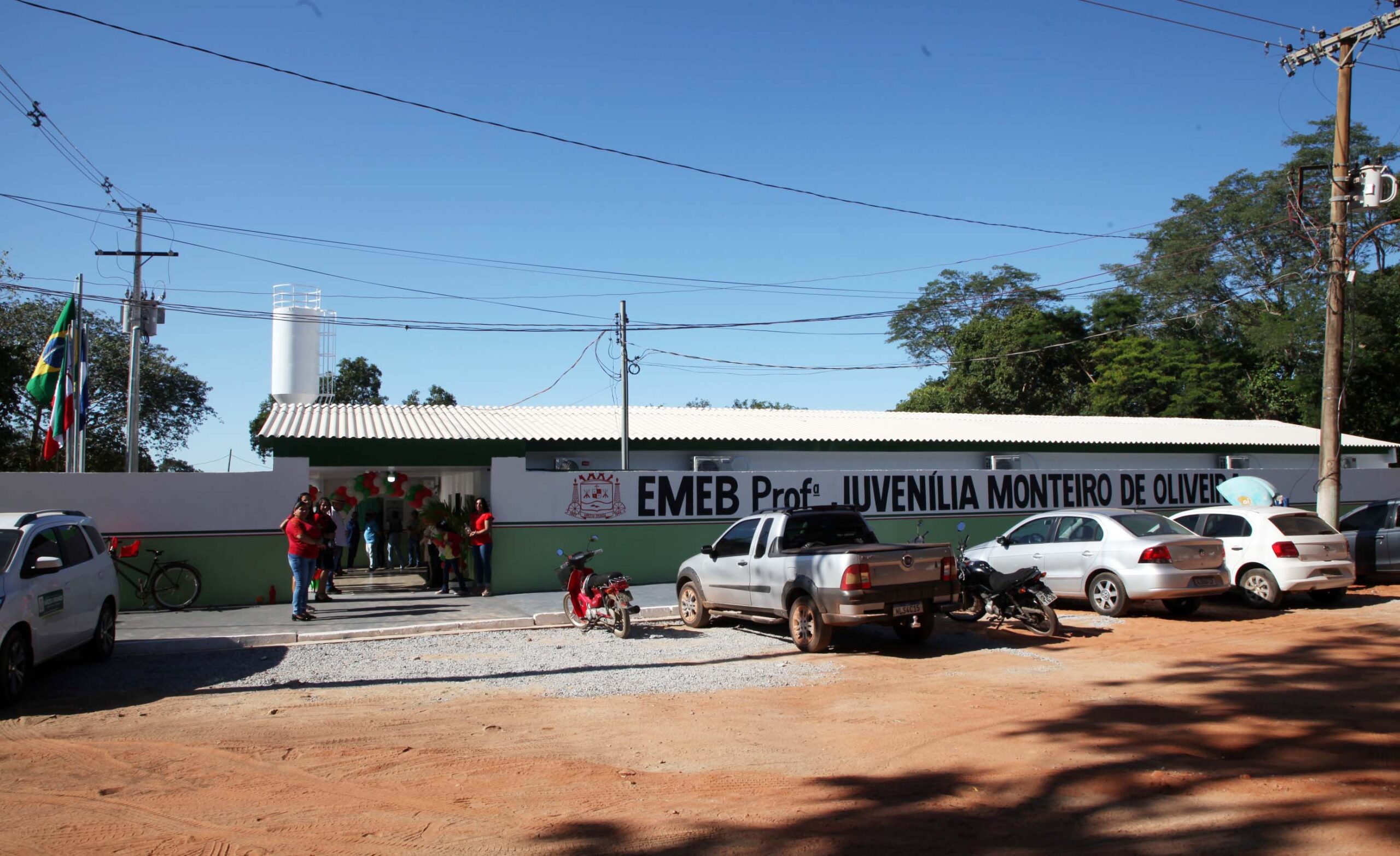 Você está visualizando atualmente Diretora se emociona na entrega da reforma da ‘EMEB Juvenília Monteiro de Oliveira”