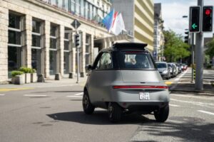 Leia mais sobre o artigo MICROLINO PIONEER: Microcarro traz teto solar e interior de couro vegano