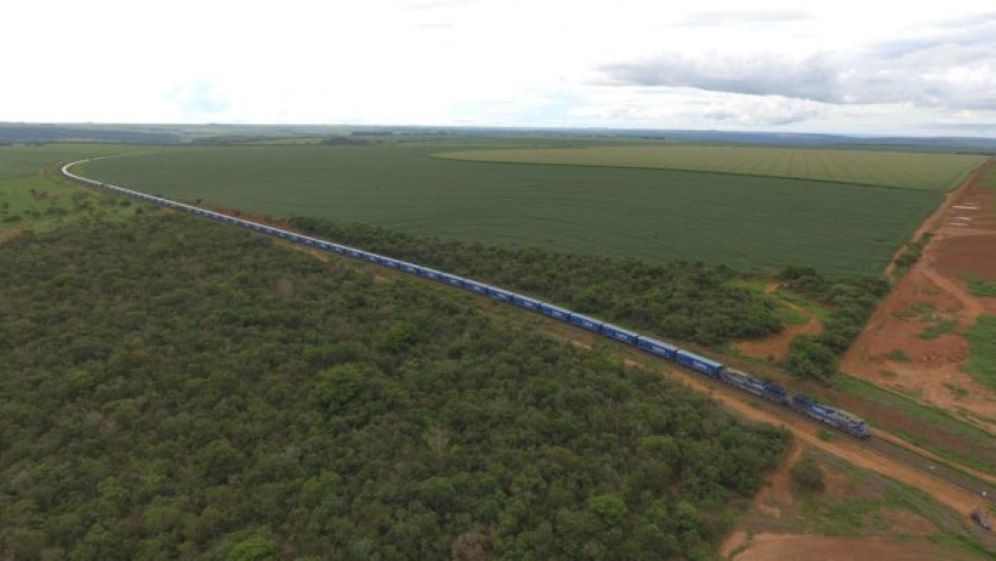 Você está visualizando atualmente Trens com 120 vagões começam a operar no Brasil