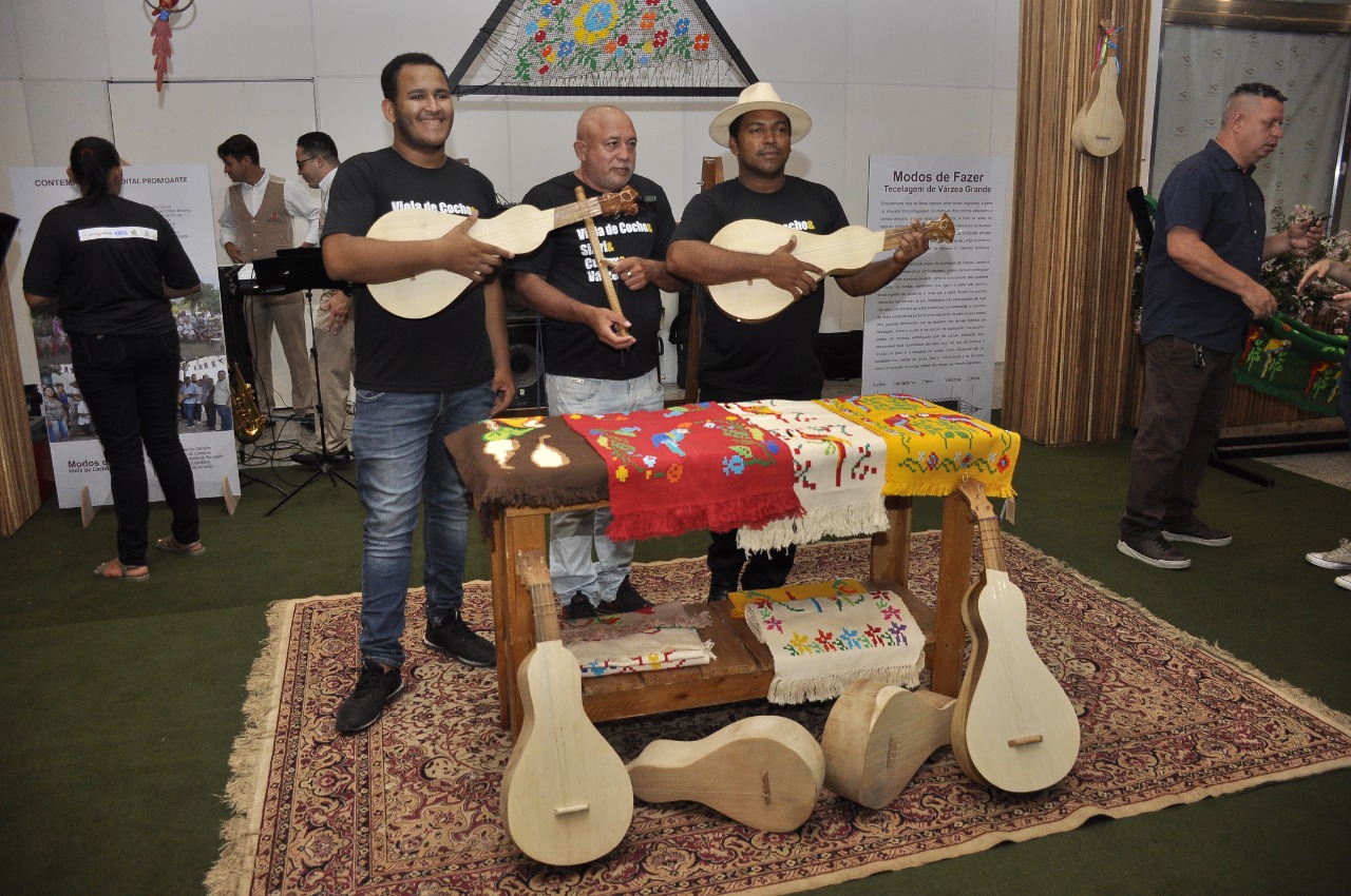 Você está visualizando atualmente Promoarte faz exposição da tradição várzea-grandense