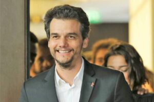 Leia mais sobre o artigo Wagner Moura é confirmado na série internacional Sr. e Sra. Smith