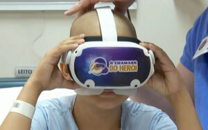 Leia mais sobre o artigo Óculos de realidade virtual ajuda tratar crianças com câncer