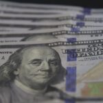 Dólar cai 4%, e bolsa sobe 5,5% no dia seguinte ao primeiro turno