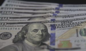 Leia mais sobre o artigo Dólar cai 4%, e bolsa sobe 5,5% no dia seguinte ao primeiro turno