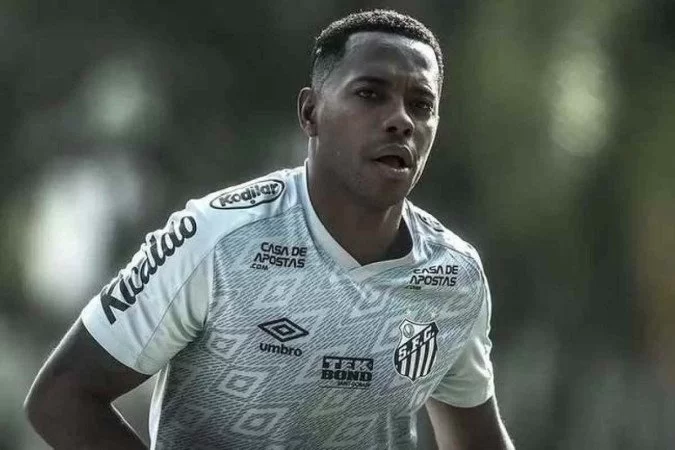 Você está visualizando atualmente Itália pede extradição de Robinho, condenado por estupro