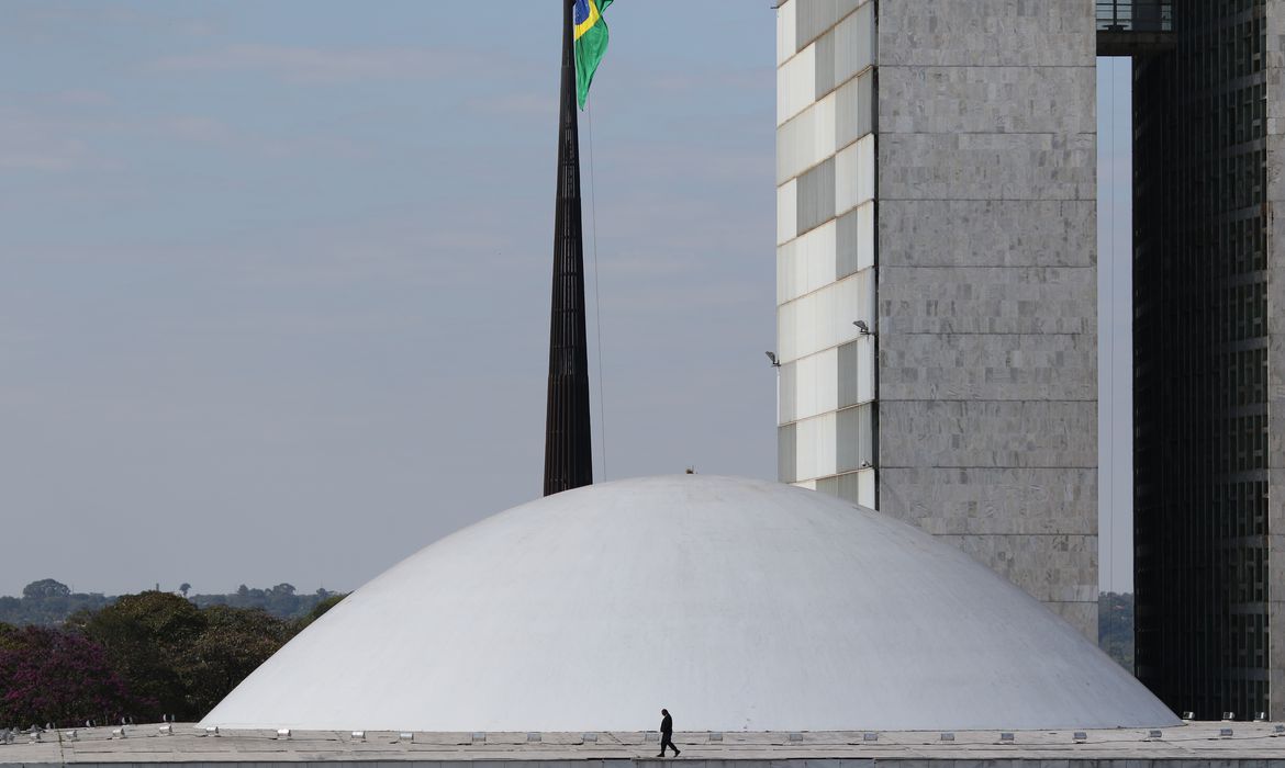 Você está visualizando atualmente Senado aprova realocação de verba para piso da enfermagem