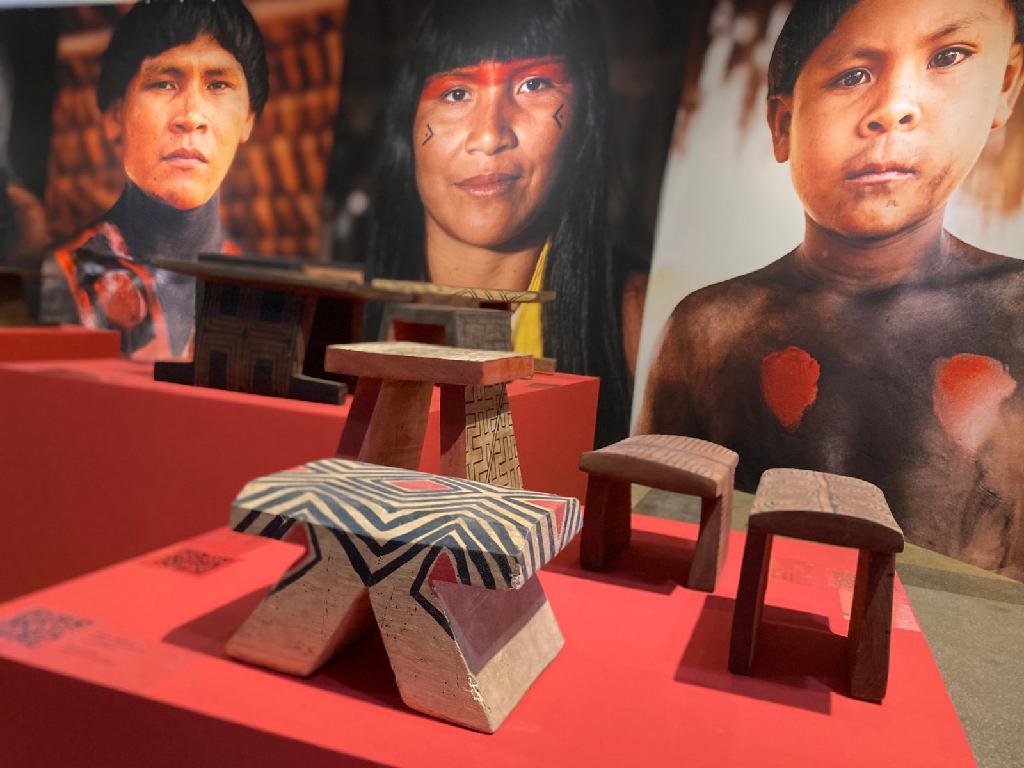 Você está visualizando atualmente A exposição Bancos Indígenas do Brasil está aberta para visitação