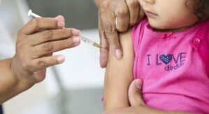 Leia mais sobre o artigo COVID: Começa vacinação de crianças de 6 meses a 2 anos