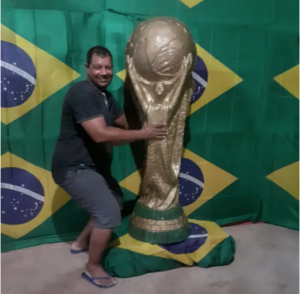 Leia mais sobre o artigo Réplica da taça da Copa do Mundo faz sucesso em Cuiabá