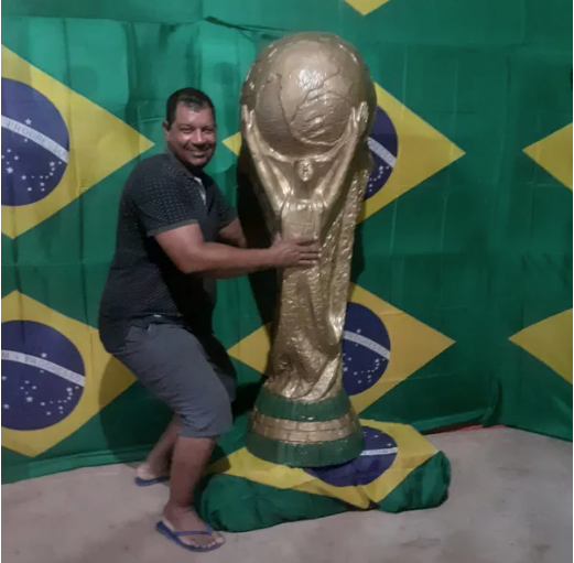 Você está visualizando atualmente Réplica da taça da Copa do Mundo faz sucesso em Cuiabá