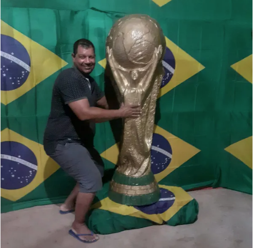 No momento, você está visualizando Réplica da taça da Copa do Mundo faz sucesso em Cuiabá