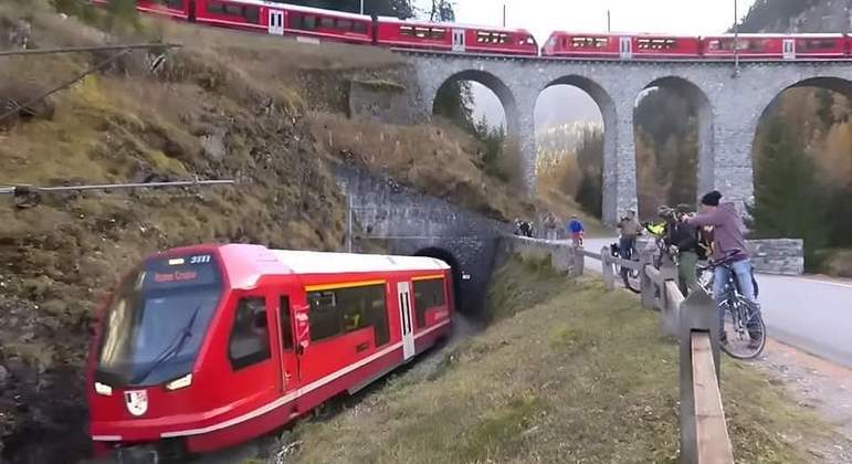 No momento, você está visualizando Trem de passageiros mais longo do mundo bate recorde na Suíça