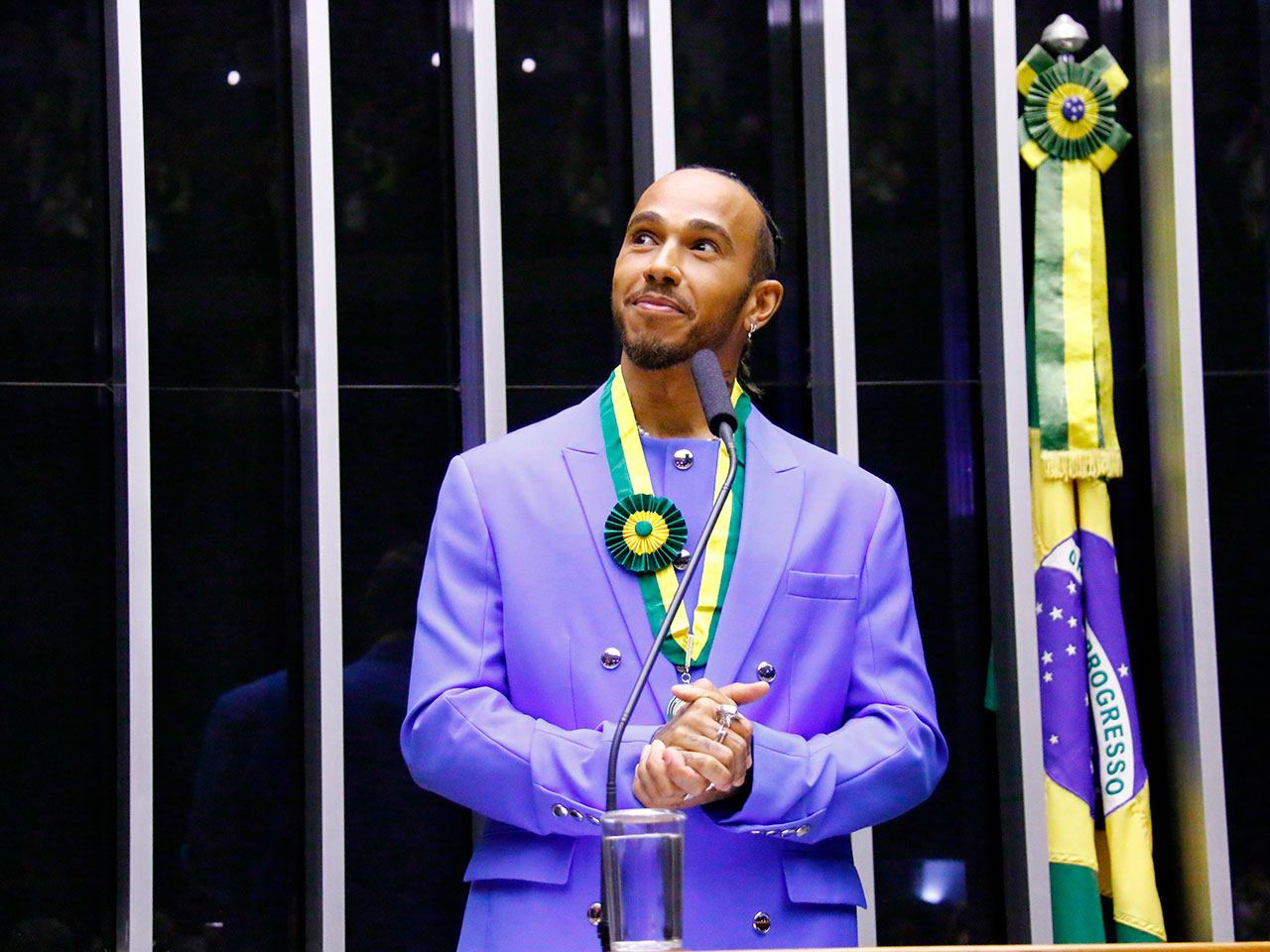 Você está visualizando atualmente Lewis Hamilton recebe título de Cidadão Honorário Brasileiro