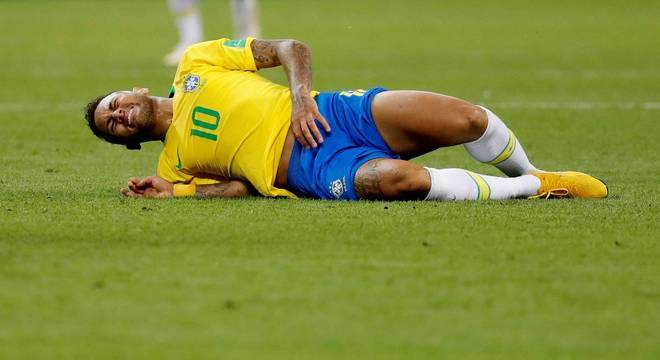 No momento, você está visualizando Neymar e Danilo fazem exames e ficam fora de treino da seleção