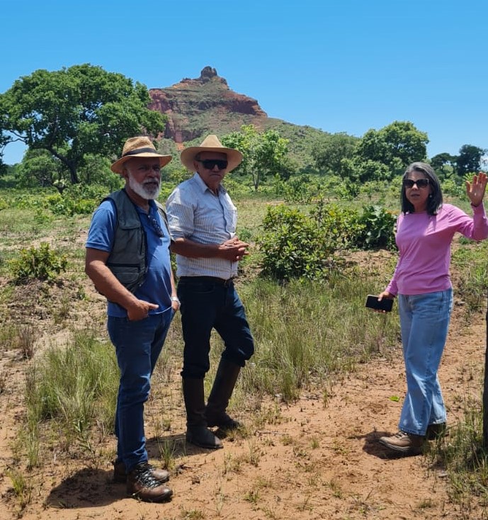 Você está visualizando atualmente Produtor apresenta propriedade a técnicos da Empaer-MT